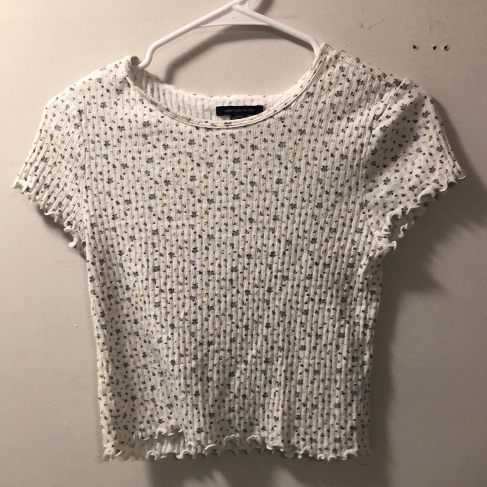 White flowered aerie baby tee